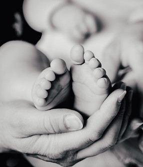 Babyfüße in Mamas Hand schwarz weiss