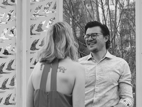 Paar lacht schwarz weiß