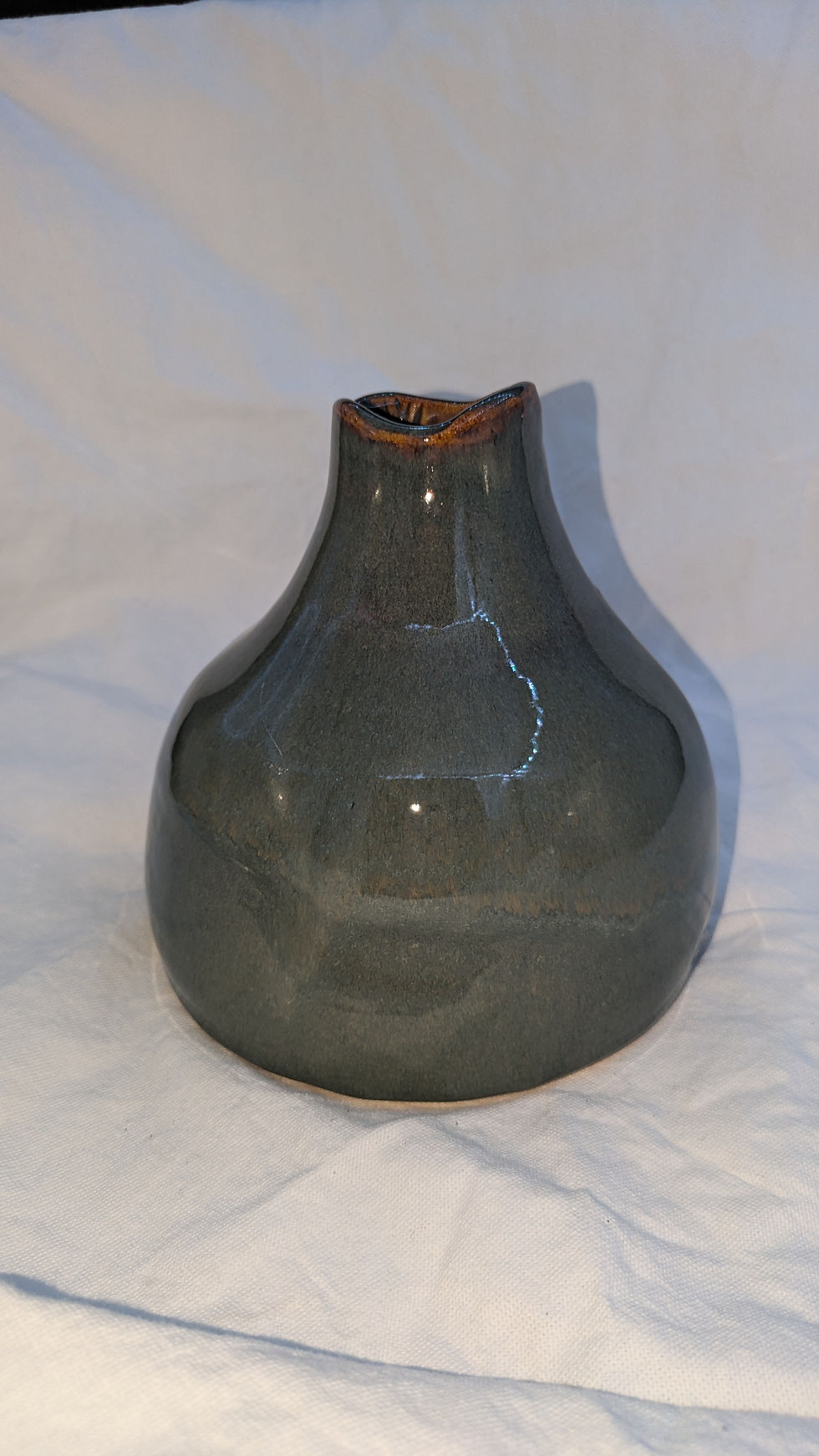 Miniature : Duo de vases en grès blanc, émail vert bordures marron - vendu par deux
