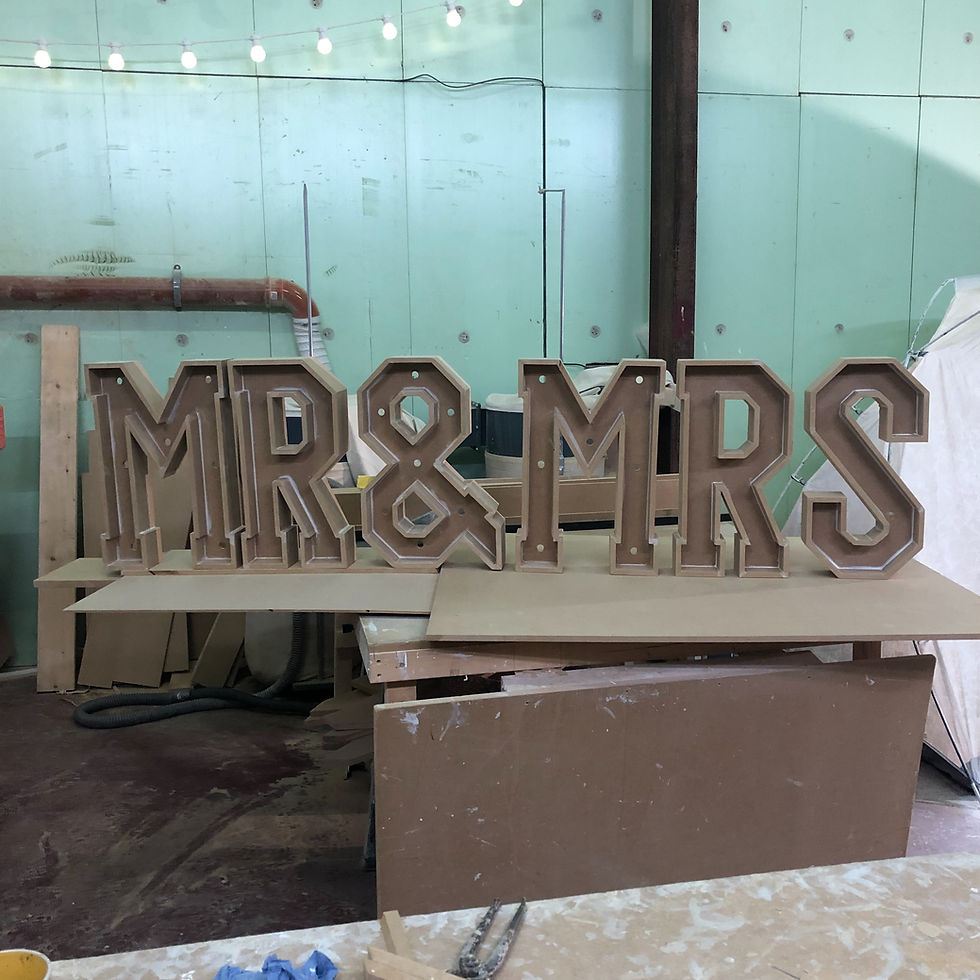 Thumbnail: Topper Mr & Mrs 