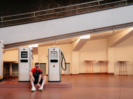 Torsten, marathonloper, bereid zich voor op zondag. Bij benzinepomp.