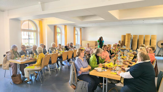 Gruppe von Seniorinnen am Tisch