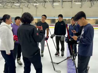 我们的特殊需求冰球教练在行动