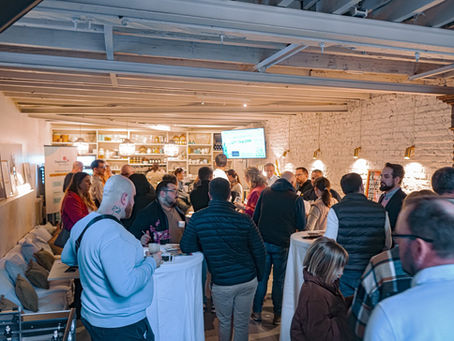 Afterwork professionnel au Clos Meraki à Béthune avec de nombreux entrepreneurs échangeant dans un espace chaleureux, sous une ambiance conviviale
