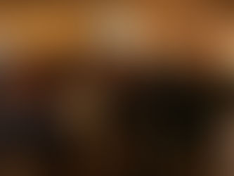 Afterwork professionnel au Clos Meraki à Béthune avec de nombreux entrepreneurs échangeant dans un espace chaleureux, sous une ambiance conviviale avec le logo YATIL visible à l’écran.