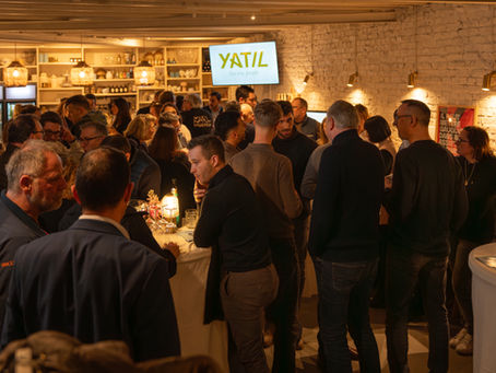 Afterwork professionnel au Clos Meraki à Béthune avec de nombreux entrepreneurs échangeant dans un espace chaleureux, sous une ambiance conviviale avec le logo YATIL visible à l’écran.