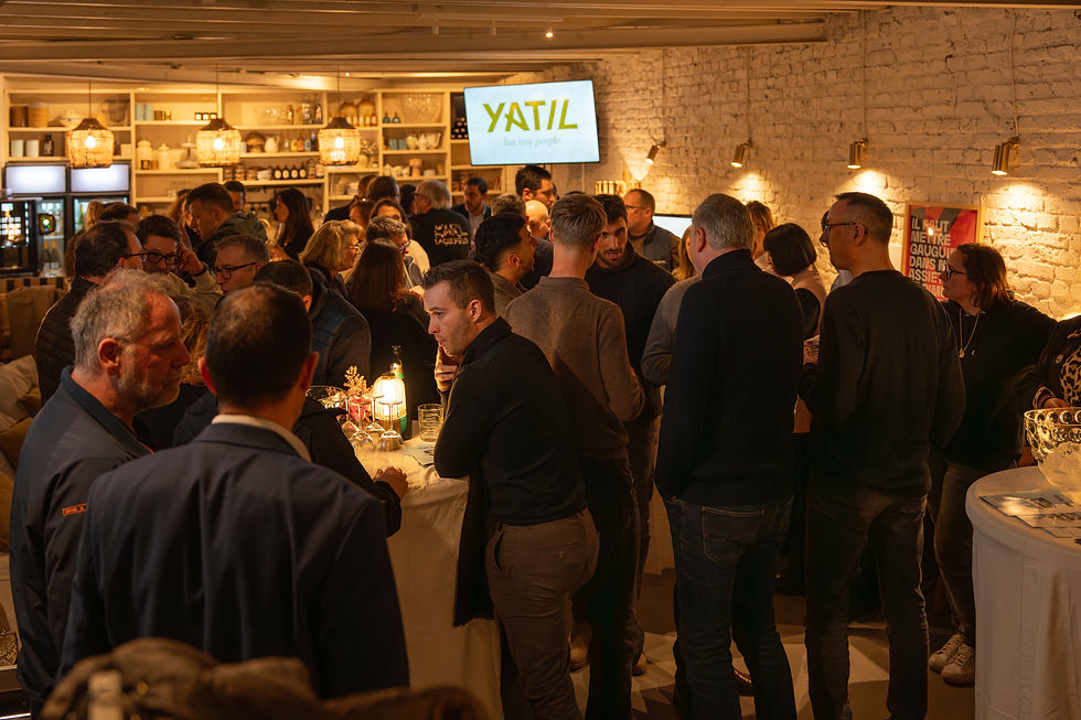 Afterwork professionnel au Clos Meraki à Béthune avec de nombreux entrepreneurs échangeant dans un espace chaleureux, sous une ambiance conviviale avec le logo YATIL visible à l’écran.