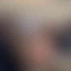 Moment de networking lors d’un petit-déjeuner BNI au Clos Meraki : entrepreneurs échangeant autour du bar dans une ambiance conviviale et professionnelle.