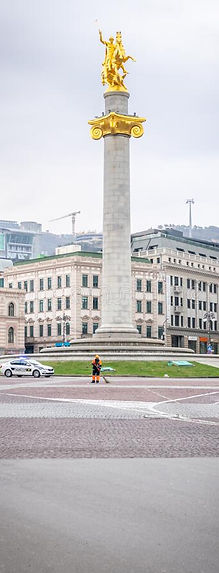 image verticale-vide-place-de-la-liberté-statue-interdiction-de-circulation-personne-milieu-balayage-rue-tbilis
