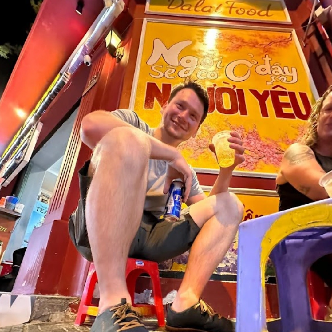 un ragazzo che beve birrain vietnam