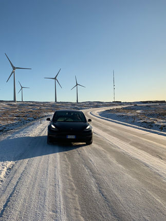 Con una Tesla alle Isole Far Øer