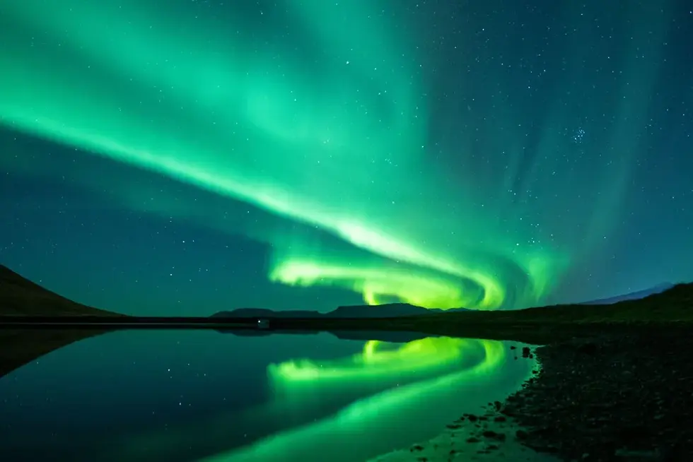 luci verdi dll'aurora su lago