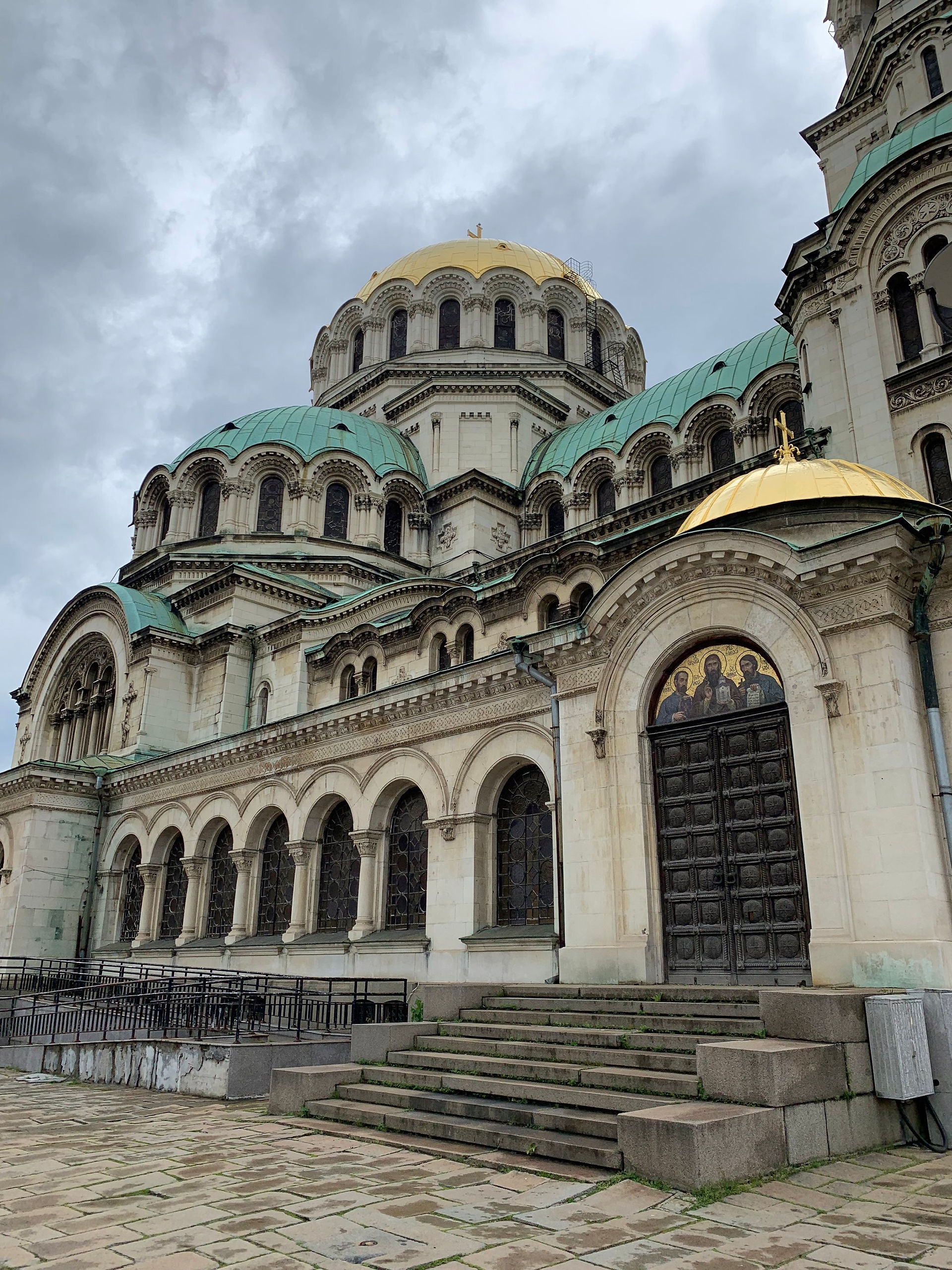 particolare di chiesa con cupole verdi ed oro