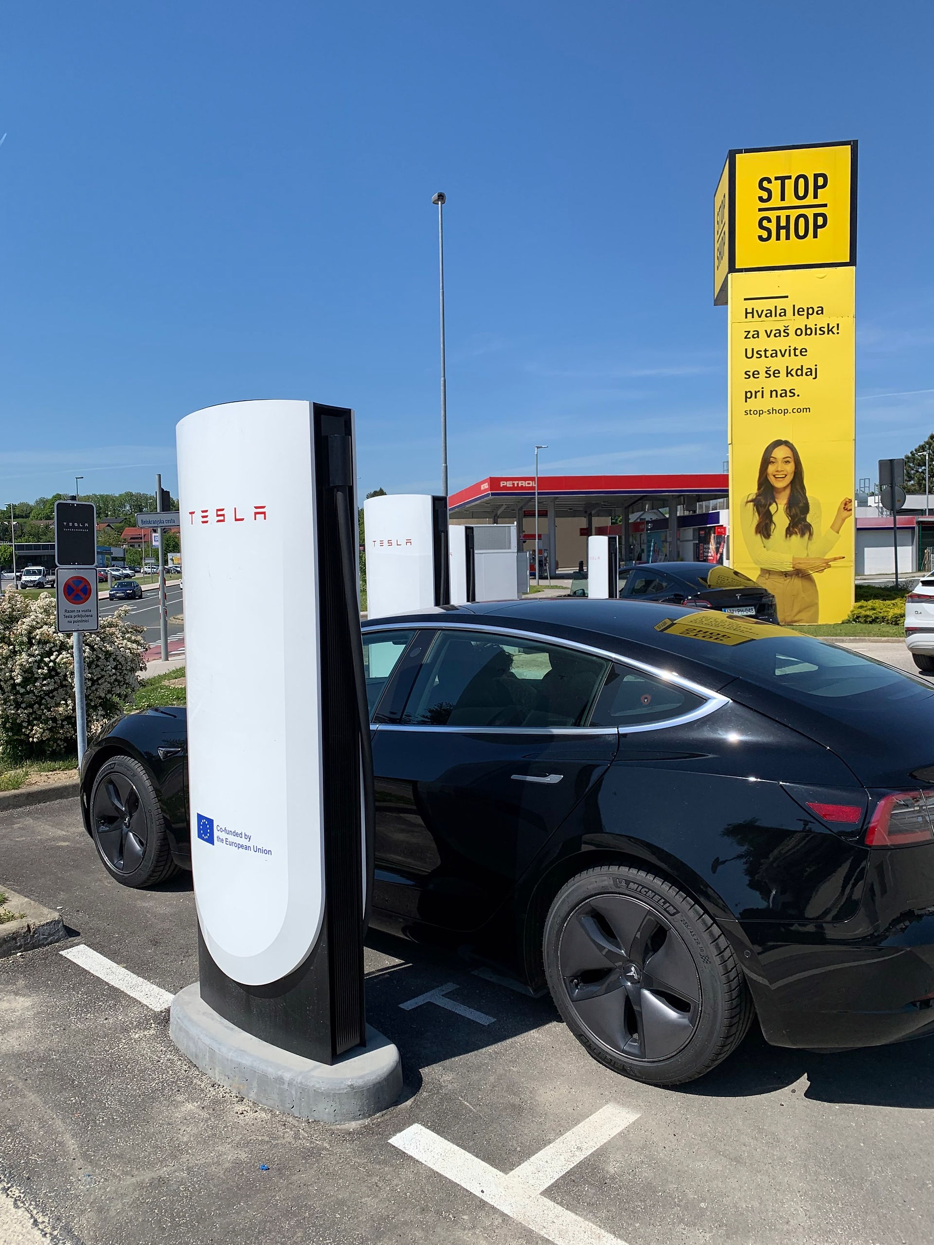 tesla in ricarica presso uno stallo V4