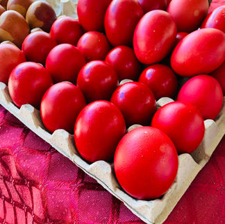 uova colorate di rosso
