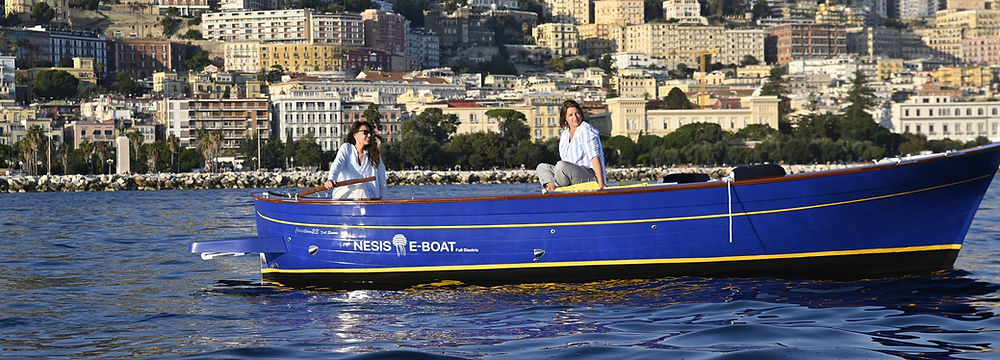gozzo elettrico blu nel mare di Napoli