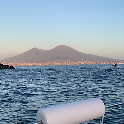 vesuvio con mare al tramonto