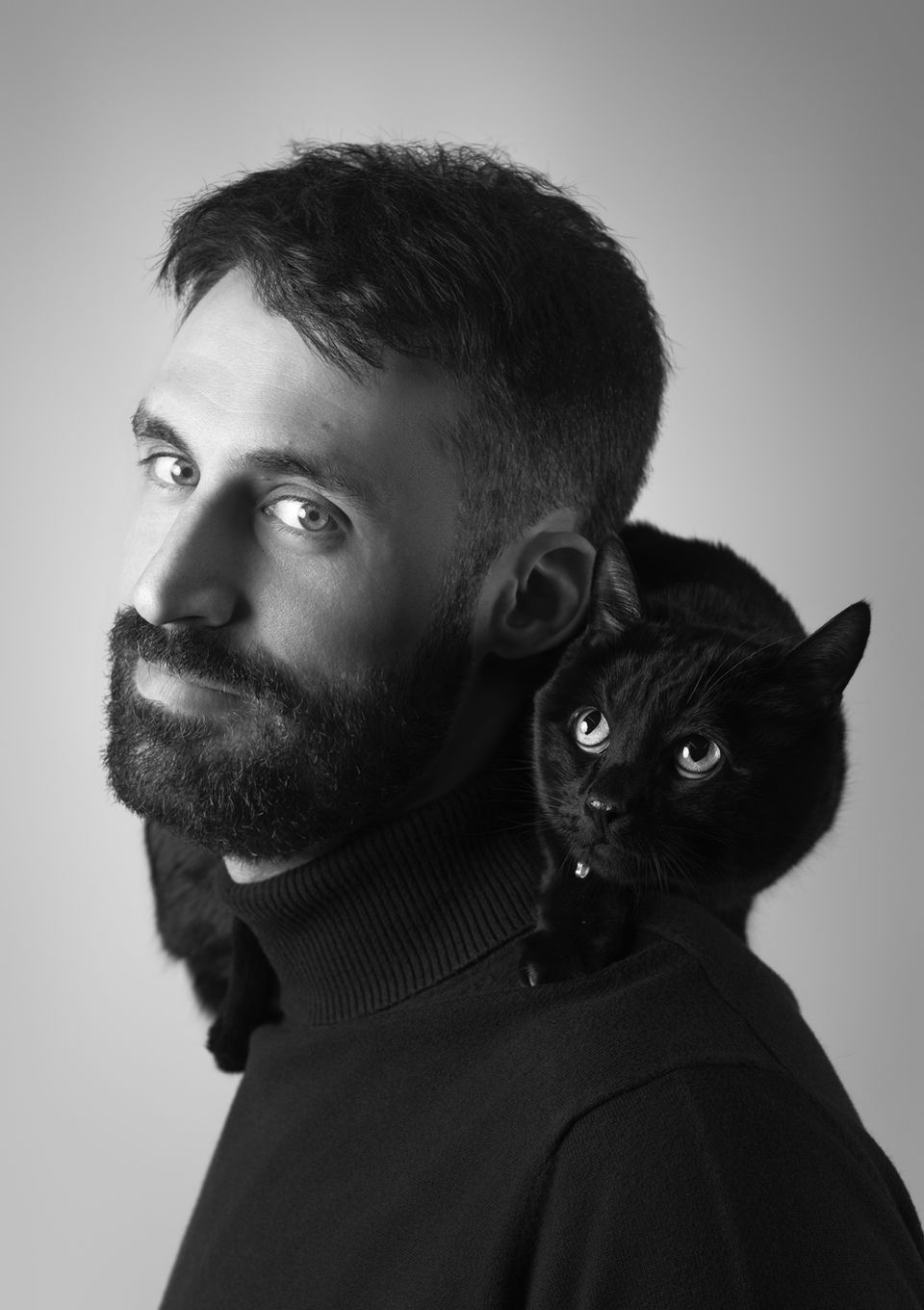 Retrato hombre y su gato en estudio profesional