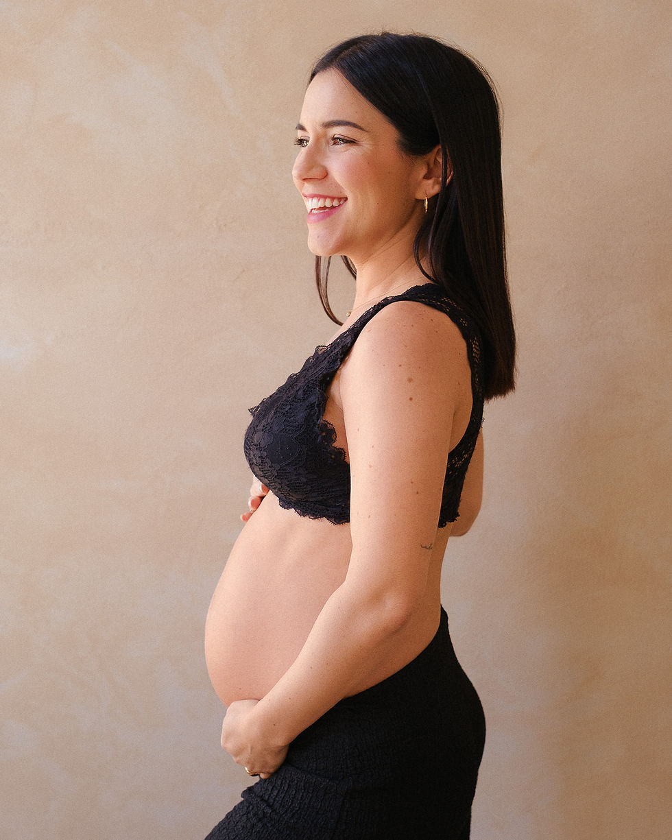 Sesión de fotografía de embarazo en estudio con luz suave
