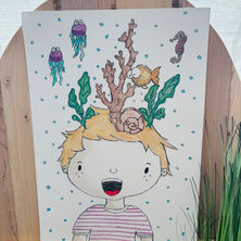 Cartoonworkshop waarin deelnemers leren hoe ze stap voor stap hun eigen grappige of expressieve cartoonfiguren tekenen, met aandacht voor gezichtsuitdrukkingen, eenvoudige vormen en creatieve details in een speelse en inspirerende setting.