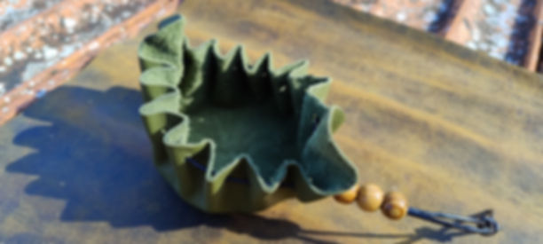 Bourse Vert kaki – lacet avec perles