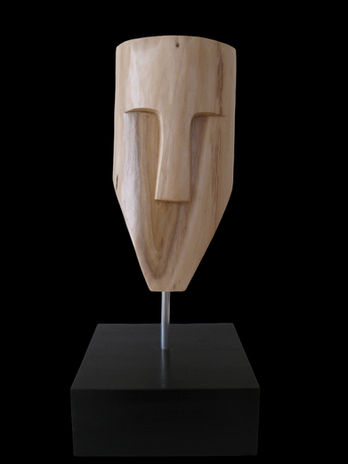Masque 3 - Sculpture en bois d'acacia sur tige en aluminium, sur socle en hêtre - Hauteur: 53 cm, Largeur: 21x21 cm - 2017 - Frédérique Ferrier, sculpteur, France