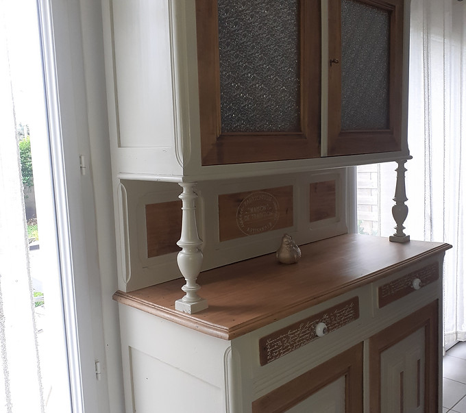 Vaisselier relooké blanc et bois