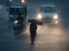 UP Weather: लखनऊ समेत कई जिलों में दिन में छाया अंधेरा, तेज आंधी-बारिश से तापमान गिरा, किसानों पर असर