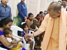 जनता दर्शन में सीएम योगी ने सुनीं फरियादें, अधिकारियों को दिए सख्त निर्देश