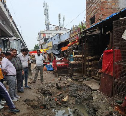 लखनऊ के टूडियागंज में 400 घरों और दुकानों की बिजली सप्लाई बंद, सड़क खुदाई बनी वजह