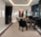 Intérieur élégant de LA MAISON avec fauteuils en velours noir.