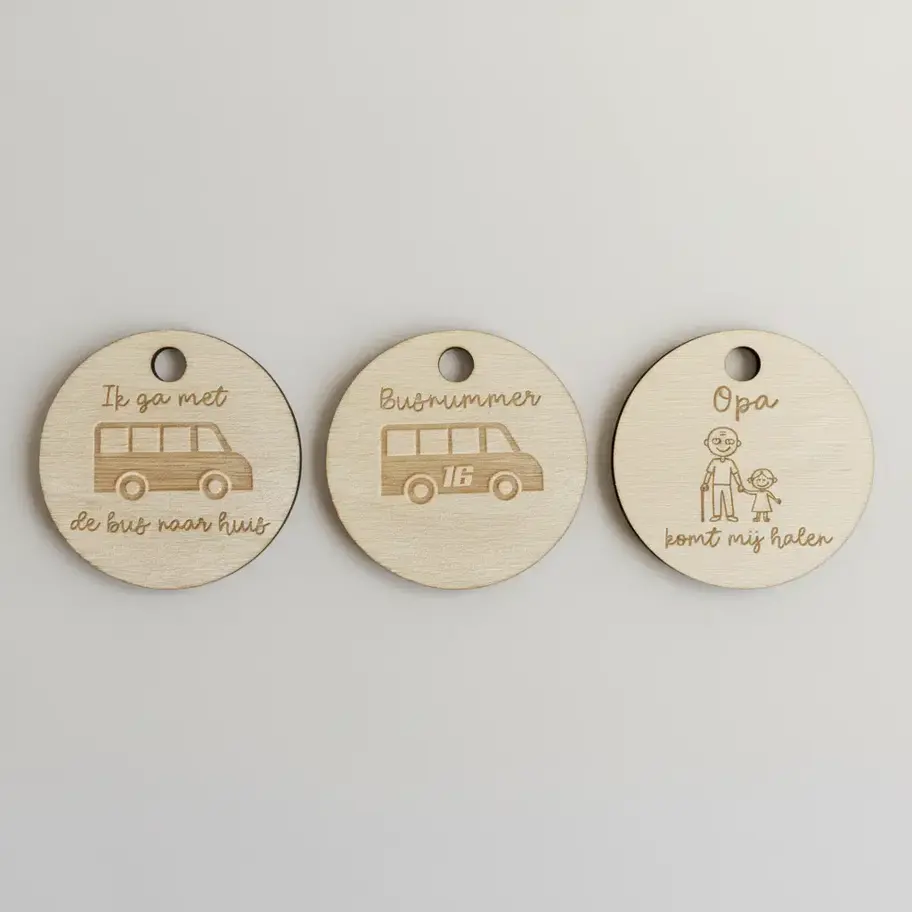 Houten tags met bussen en tekst 'Je gaat vast de bus nemen' en 'Opa/Oma komt nog halen'