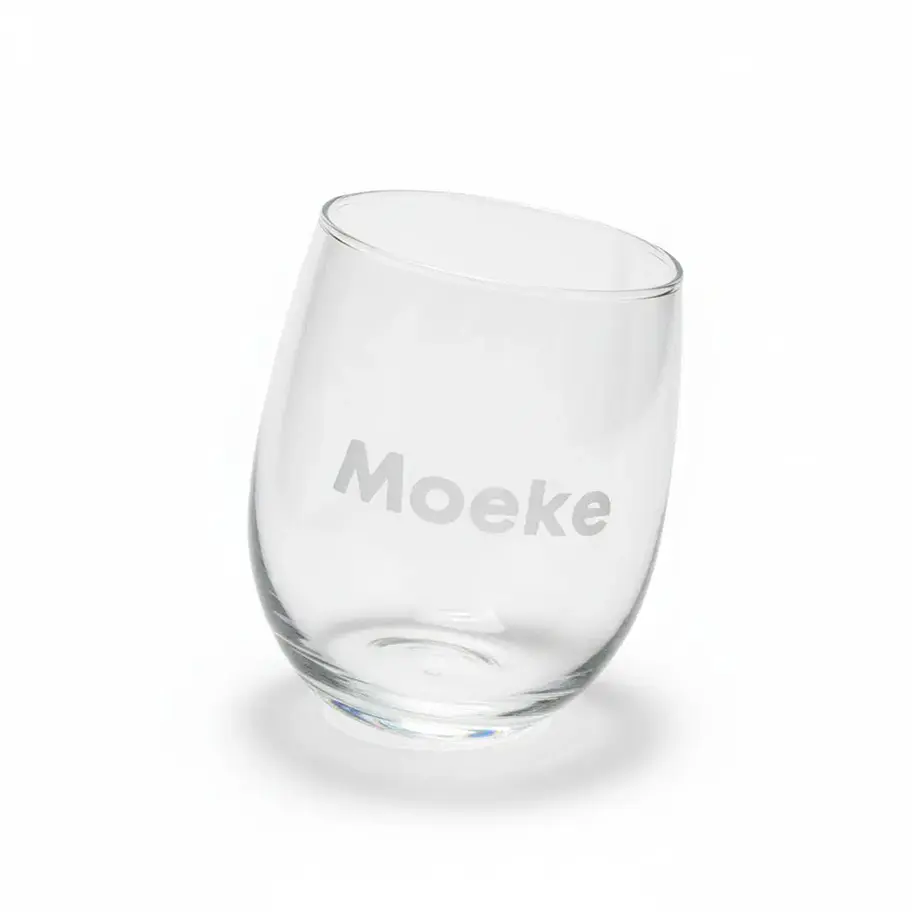 Glas met opschrift Maeke