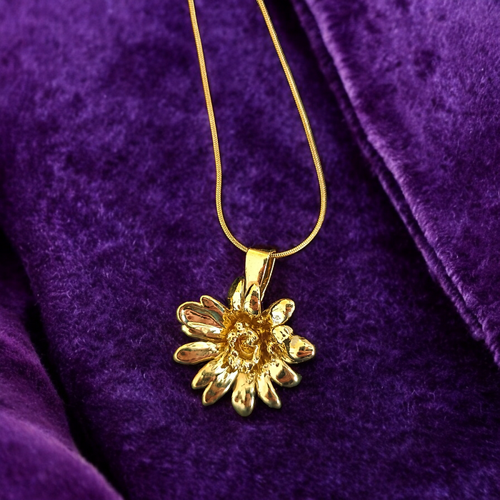 Pendant with a real daisy flower – 24-carat gold-plated