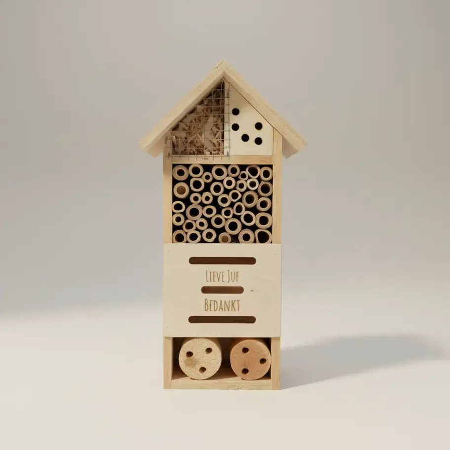 Houten insectenhotel met verschillende compartimenten