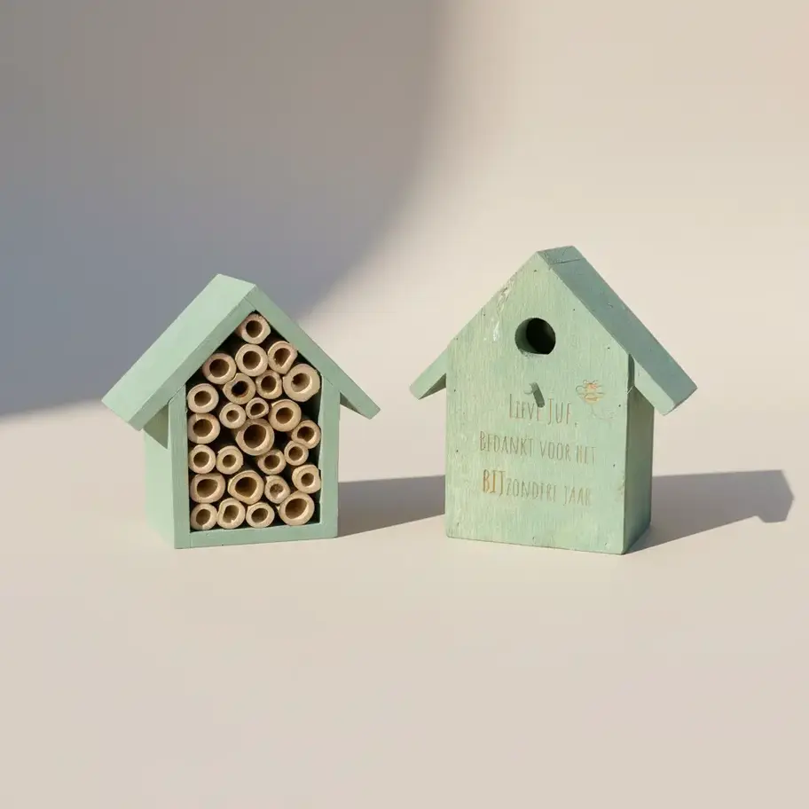 Groen insectenhotel en vogelhuisje