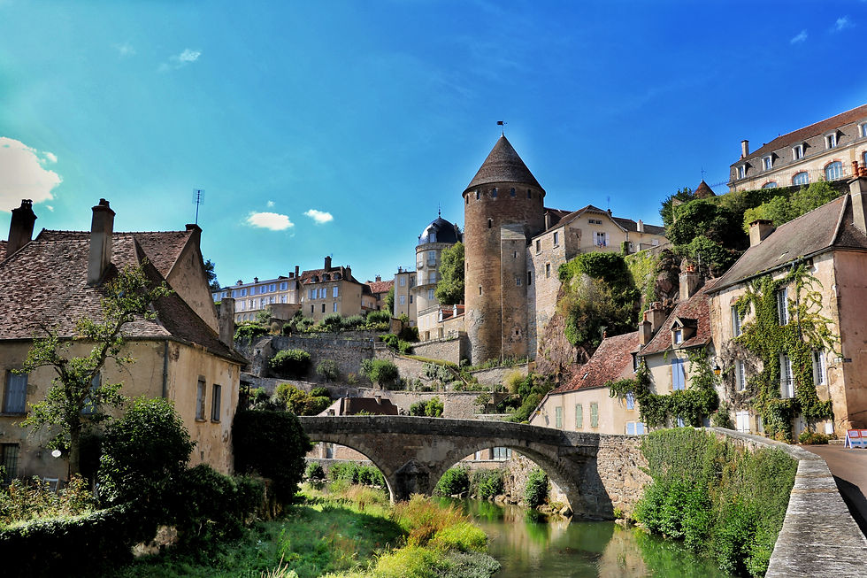 pont-en-arc-au-milieu-des-bâtiments-contre-le-ciel.jpg