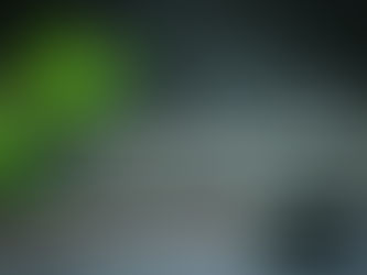 Brandend wierookstokje op houten houder met zachte rook en gestapelde zen-stenen, voor een rustgevende en meditatievolle sfeer.