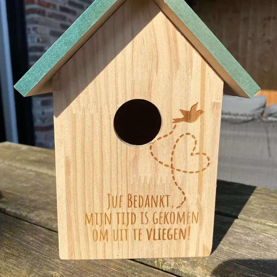 Houten vogelhuisje met de tekst 'Bedankt, mijn tijd is gekomen om uit te vliegen!'