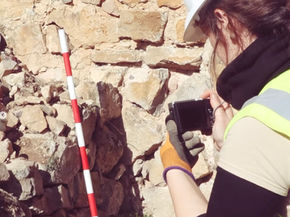 Comienzan las obras de restauración, accesos y luminaria de la Muralla de Cañete y el Castillo de Moya