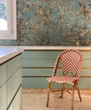 Silla Marseille roja y blanca de ratán sintético en cocina con pared texturizada verde - TW Buenos Aires
