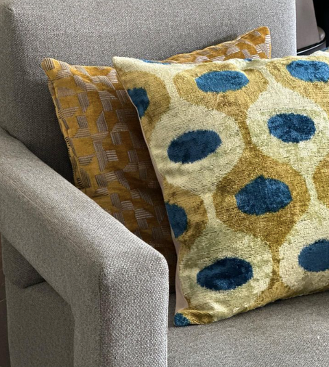 Almohadones estampados en amarillo y azul sobre sillón gris - TW Buenos Aires
