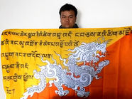 Pralhad Gurung
Painter
Pralhad Gurung and his flag with the Klaus Guingand sentence in Dzongkha.
Flag: 35,5 x 59 in. / Sentence black paint / signed.