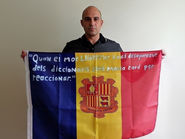 Mister X
Painter and draftsman
Mister X and his flag with the Klaus Guingand sentence in Catalan.
Flag: 23 x 35,4 in. / Sentence white acrylic paint / Signed.
