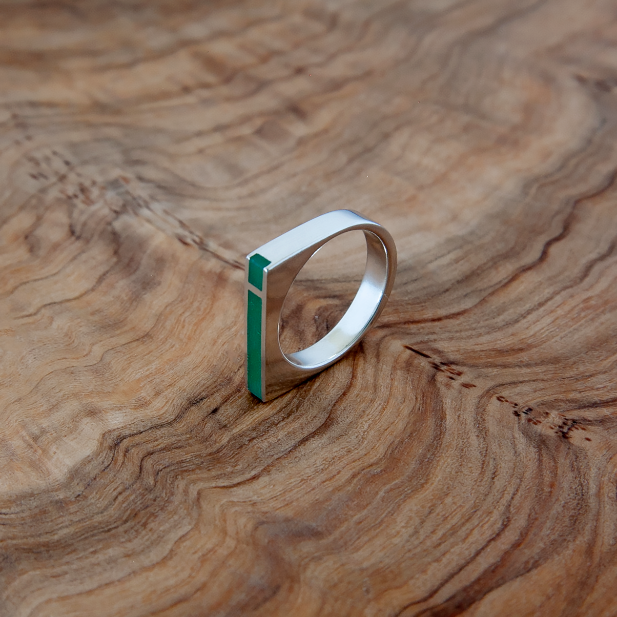 'Mies' ring with green resin