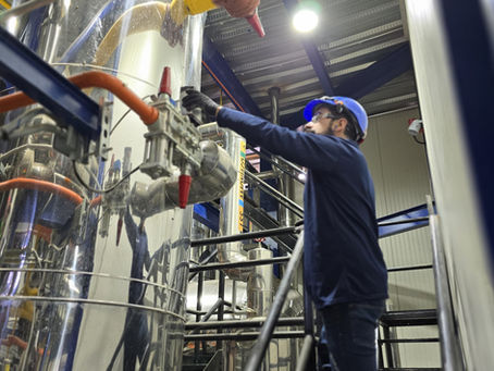 Técnico Alfrio Realizando Mantenimiento de un Equipo