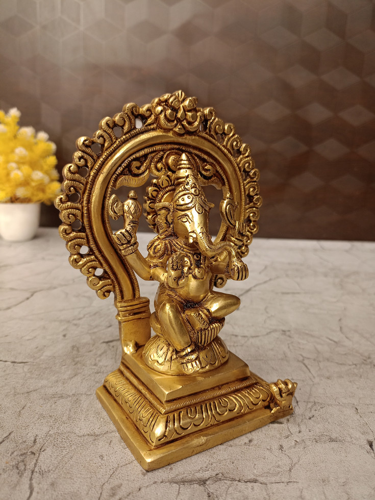 Brass Super Fine ganesha With Design Arch Idol 6"