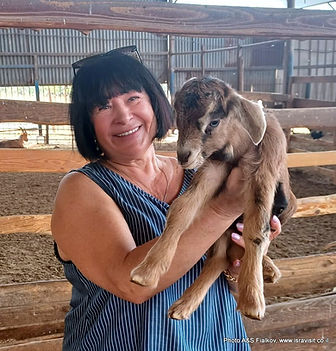 На экскурсии в Иза-Пзиза - с новорожденым ягненком.jpg