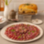 Rosbife com molho de mostarda dijon, picles de cebola roxa e caviar de mostarda (500g)