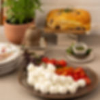 Burrata (4 und), mussarela de bufala (16 und), tomate em rama, pesto de manjericão e foccacia caseira
